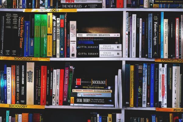 Por que Filosofia e Sociologia caem juntas no ENEM e como você estuda as duas