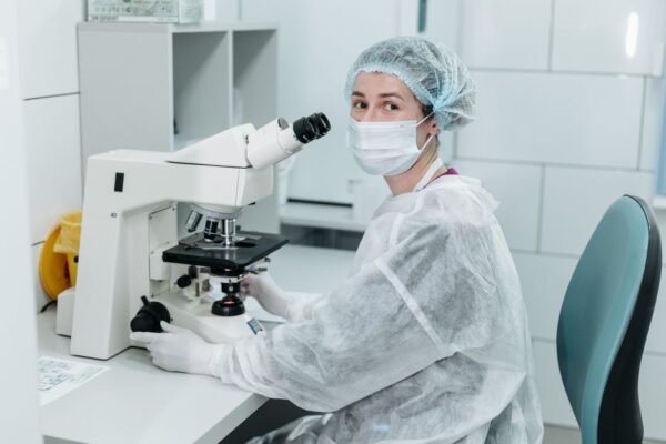 Bolsas STEM para mulheres: como se candidatar sem experiência prévia